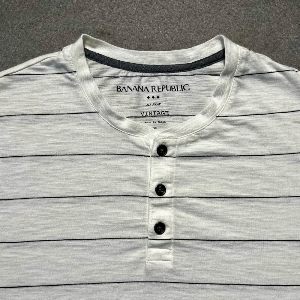 Banana Republic Men’s Large White Striped Henley Shirt 3 Button Casual